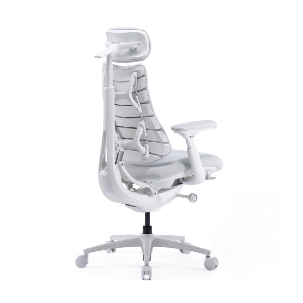 Un fauteuil de bureau ergonomique blanc avec appui-tête et accoudoirs réglables.