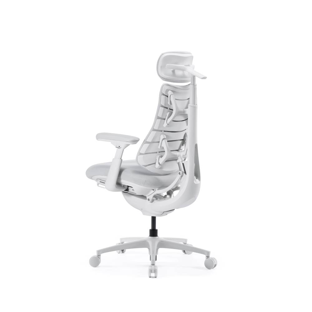 Chaise de bureau ergonomique blanche avec appui-tête et accoudoirs sur base roulante.