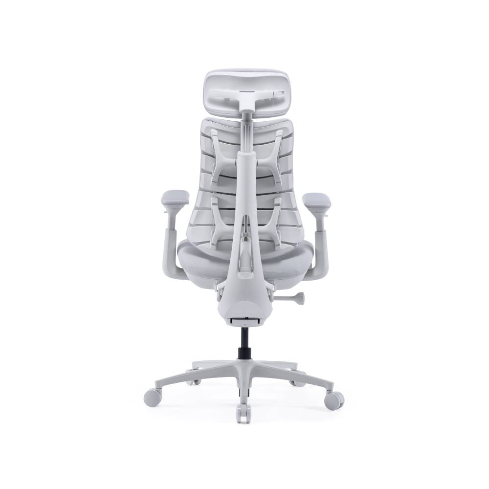 Vue arrière d'une chaise de bureau blanche avec dossier en maille et accoudoirs.
