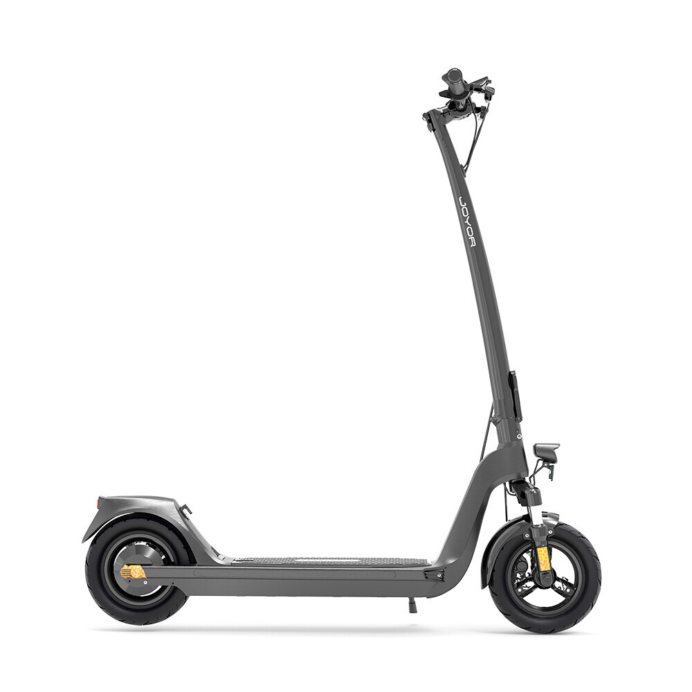 Grauer Elektroroller mit schwarzen Rädern und silbernem Lenker, auf weißem Hintergrund.
