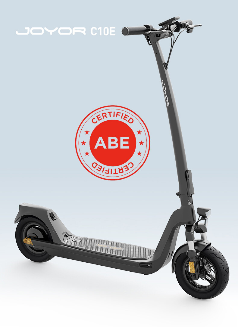 Ein grauer Joyor C10E E-Scooter mit ABE-Siegel auf blauem Hintergrund.