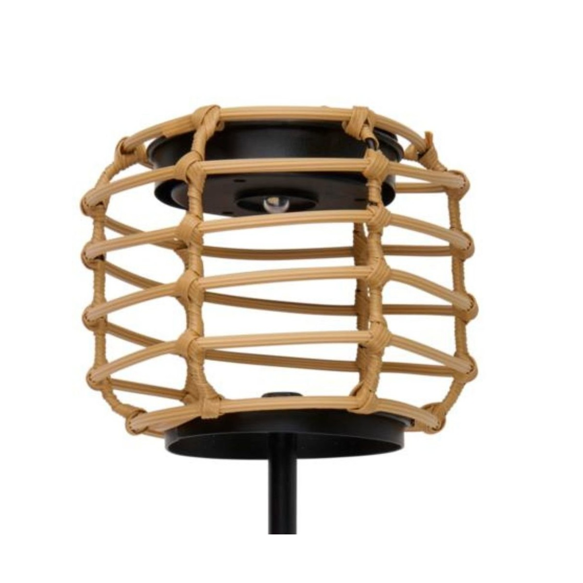Een lamp met een geweven rotankooi en een zwarte voet.
