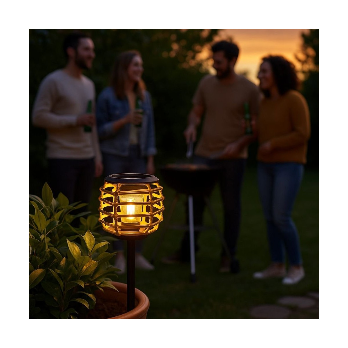 Tuinlamp gloeit, mensen barbecueën in avondlicht.
