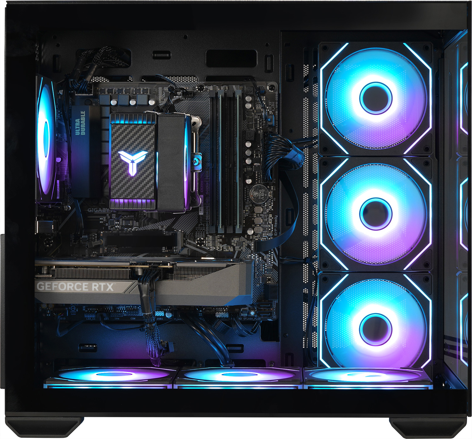 Een desktop computerkast met RGB-verlichting op ventilatoren en componenten.
