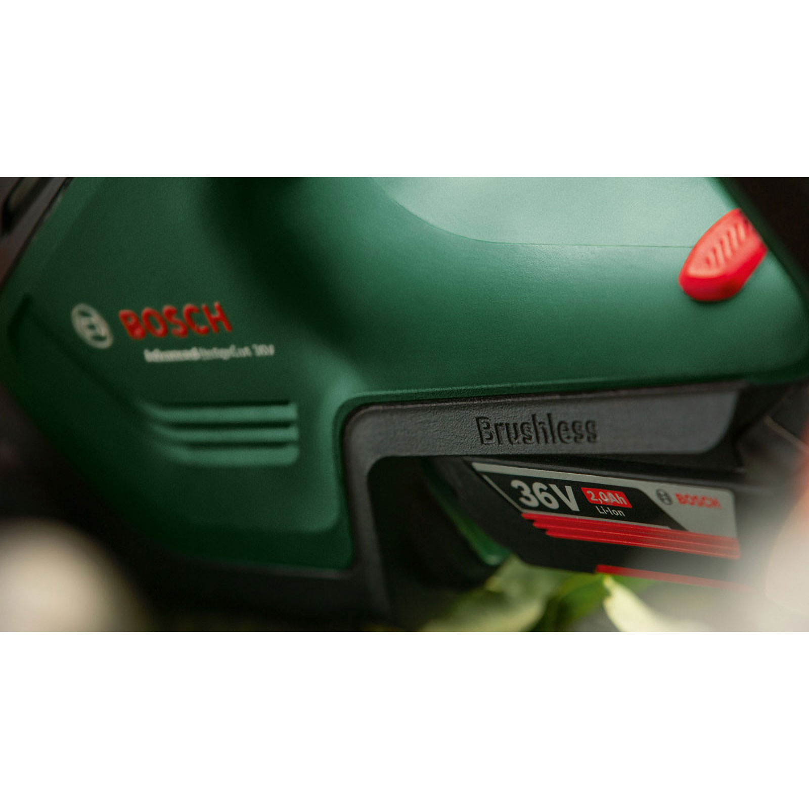 Nahaufnahme einer grünen Bosch Akku-Heckenschere mit bürstenlosem Motor und 36V Akku.