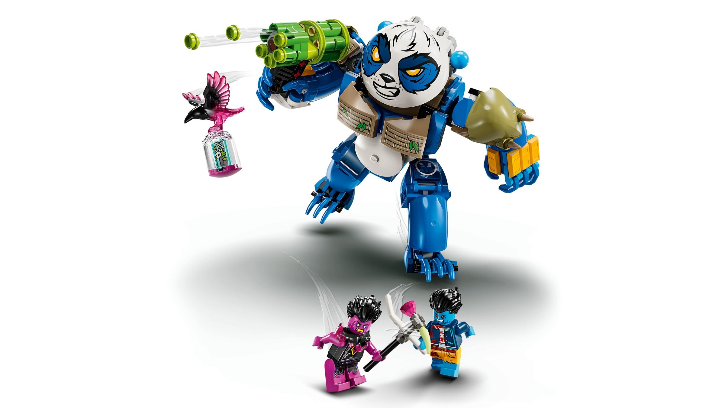 Un panda Lego bleu tient un fusil vert, avec deux figurines et un oiseau au premier plan.