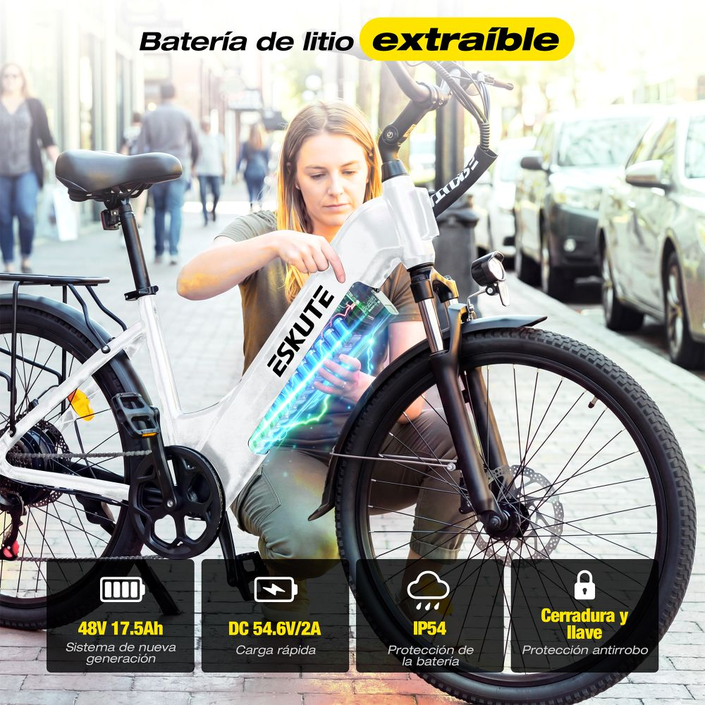 Una mujer retira la batería de litio extraíble de una bicicleta eléctrica Eskute en la calle.