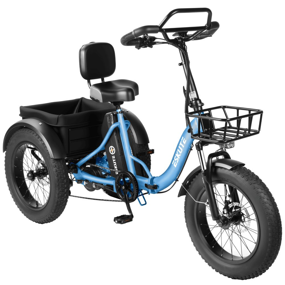 Un triciclo elettrico blu brillante con pneumatici larghi, cesti anteriori e posteriori, sedile nero con schienale e manubrio.