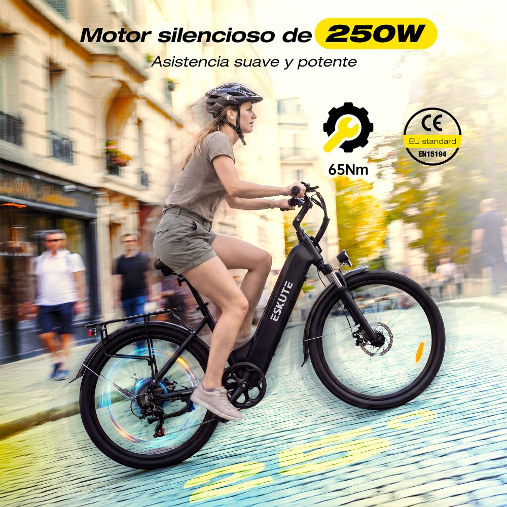 Una mujer con casco monta en bicicleta eléctrica negra por una calle.