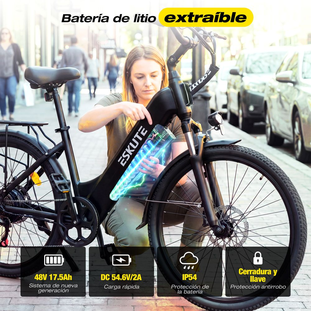 Una mujer extrae la batería de litio extraíble del cuadro de una bicicleta eléctrica Eskute negra.