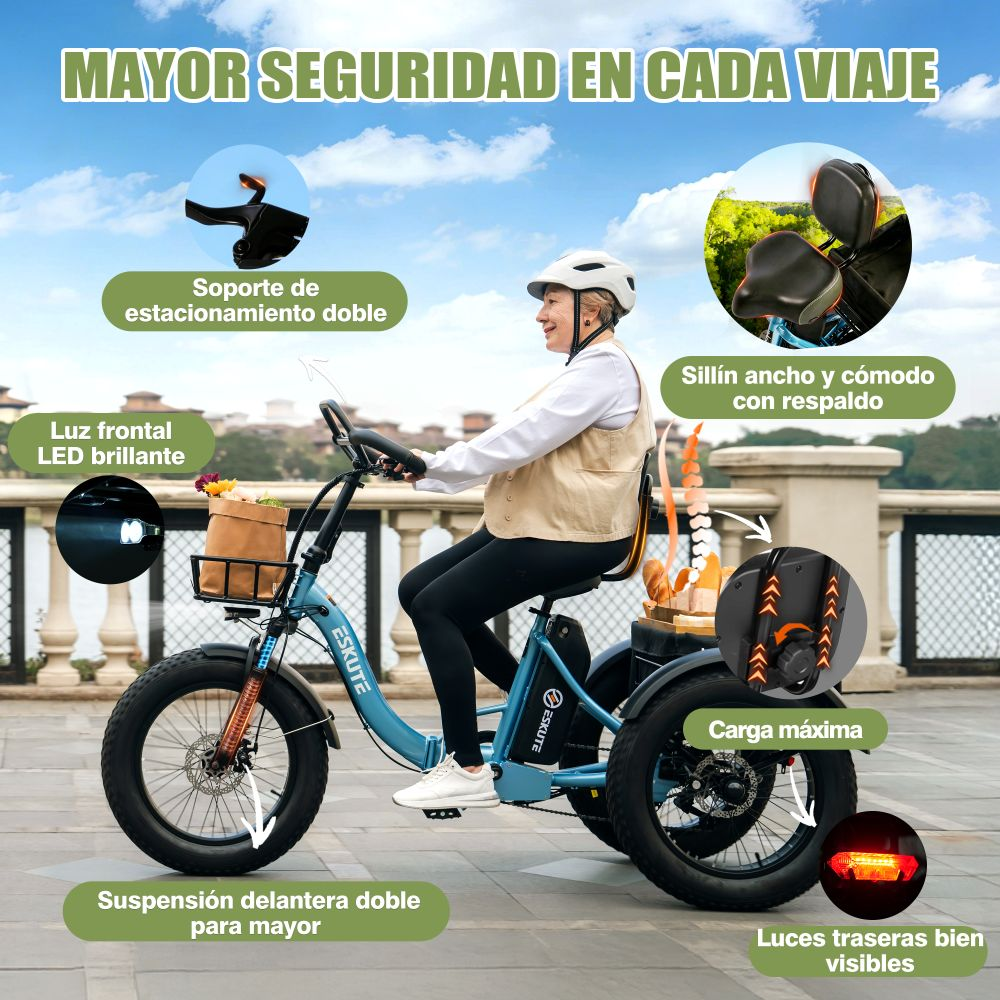 Mujer mayor montando un triciclo eléctrico azul con cesta delantera y cómodo asiento con respaldo.
