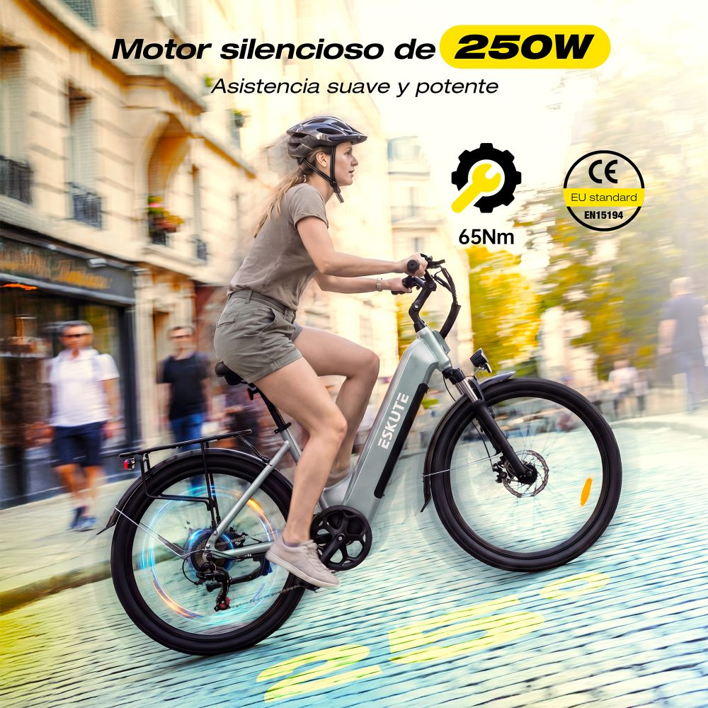 Una mujer con casco monta en bicicleta eléctrica plateada por una calle animada.