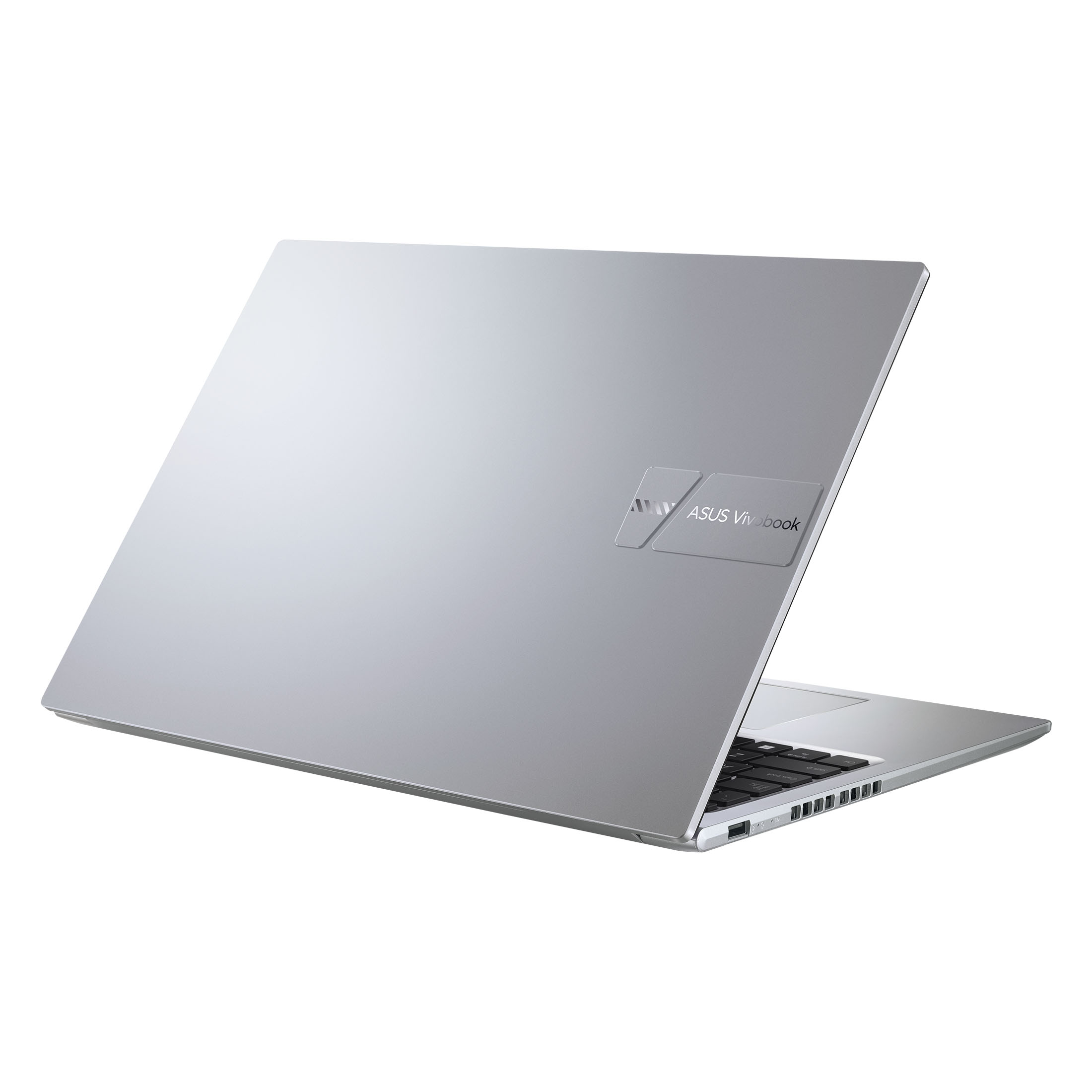 Ein silberner ASUS Vivobook Laptop steht geschlossen auf einem weißen Hintergrund.