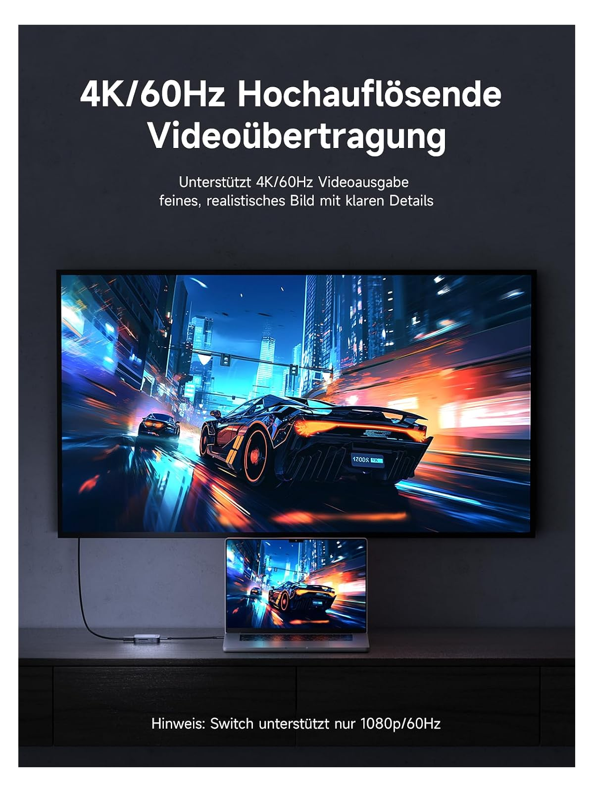 Ein Laptop ist mit einem Fernseher verbunden und zeigt eine rasante Rennwagenszene in der Stadt.