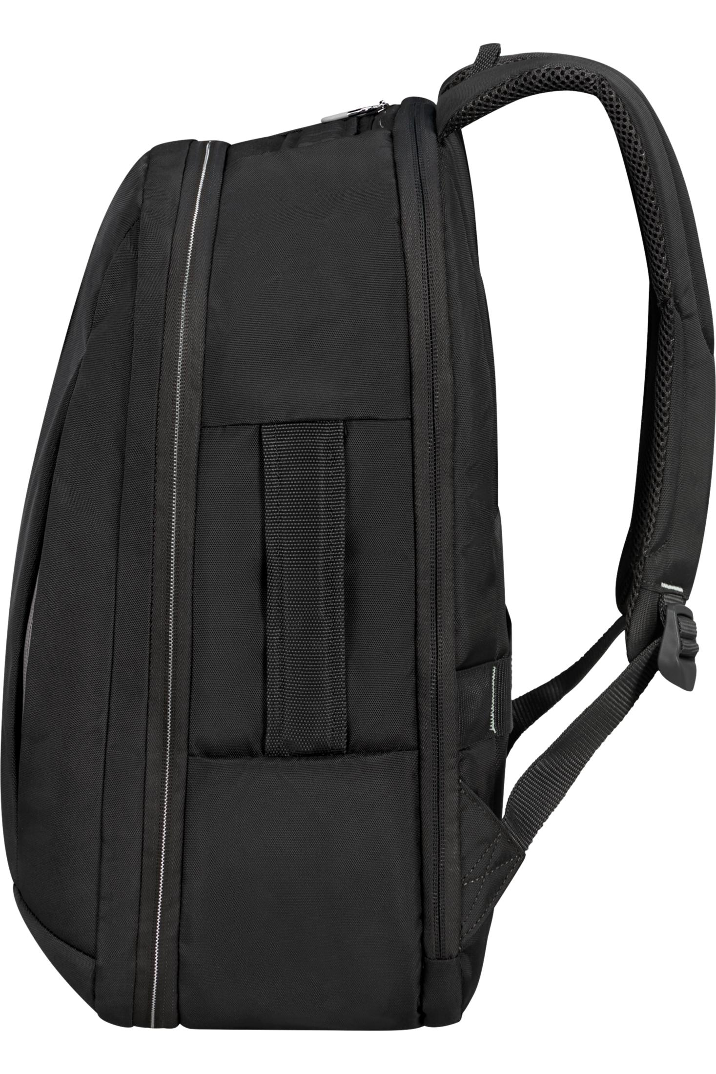 Seitenansicht eines schwarzen Rucksacks mit gepolsterten Schultergurten und einem Seitengriff vor weißem Hintergrund.