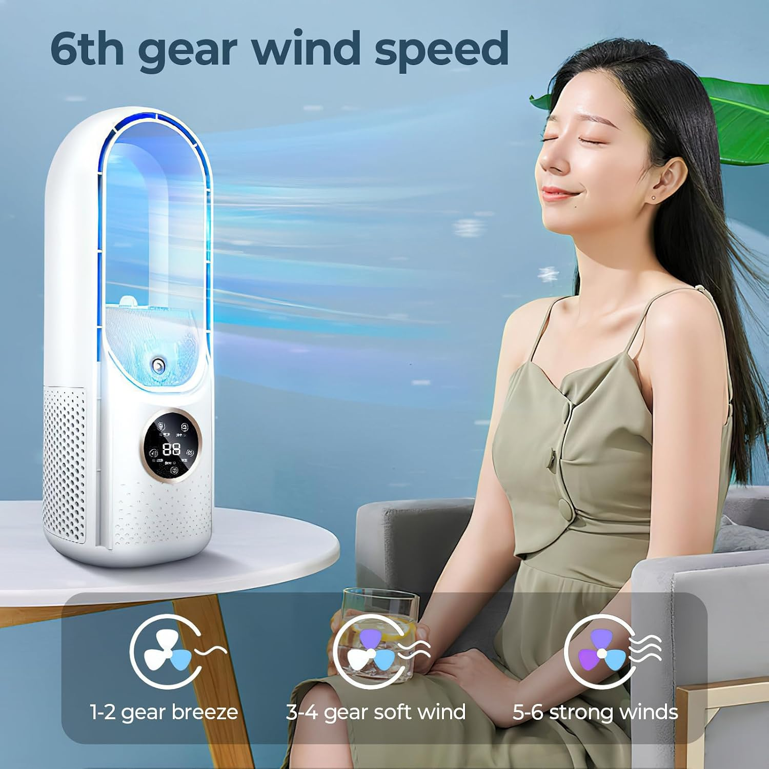 Eine Frau sitzt entspannt neben einem modernen, weißen Turmventilator, der kühle Luft bläst.