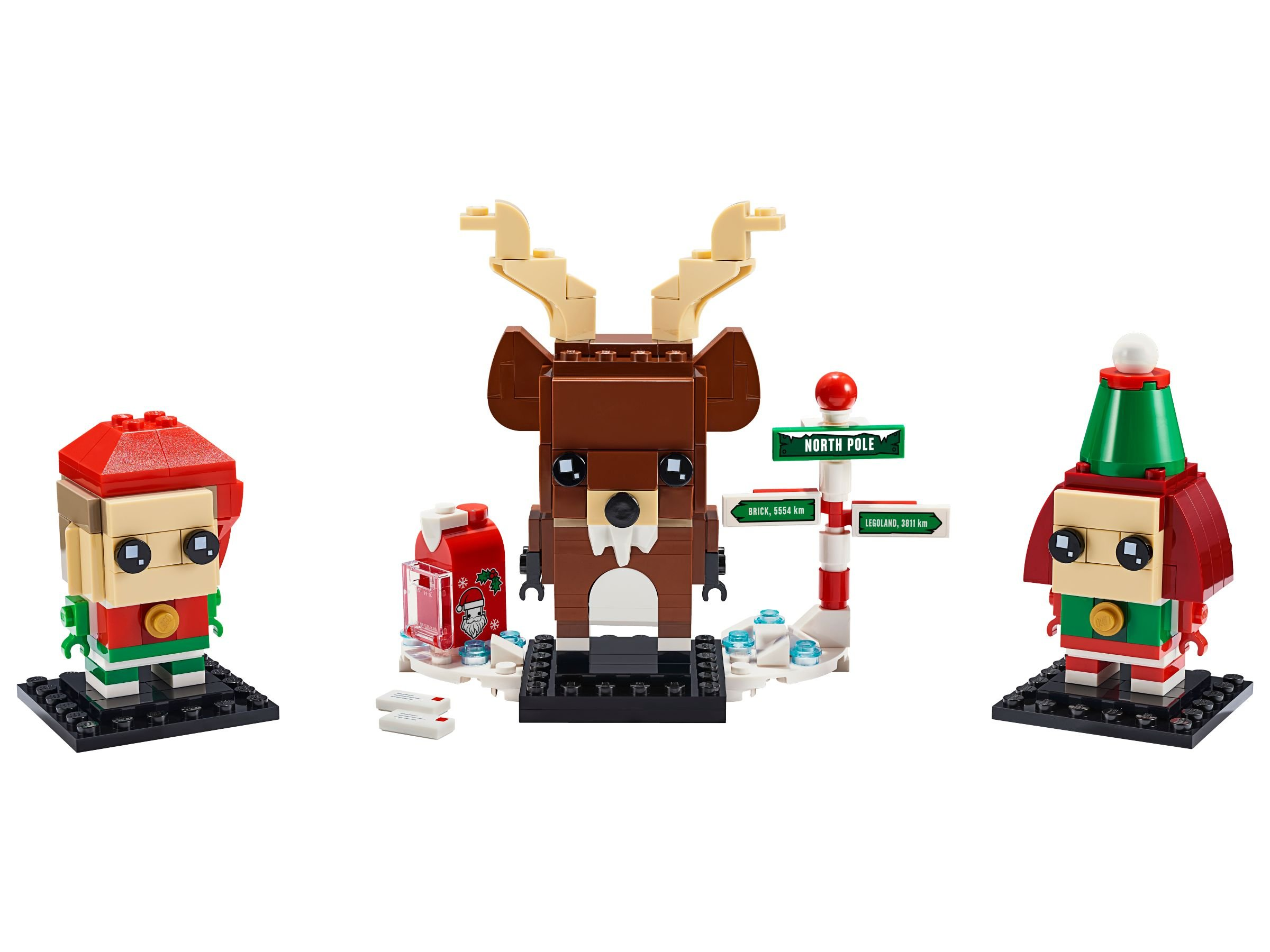 Lego Weihnachtsset mit Rentier, zwei Elfen, Post und Nordpolschild auf schwarzen Sockeln.