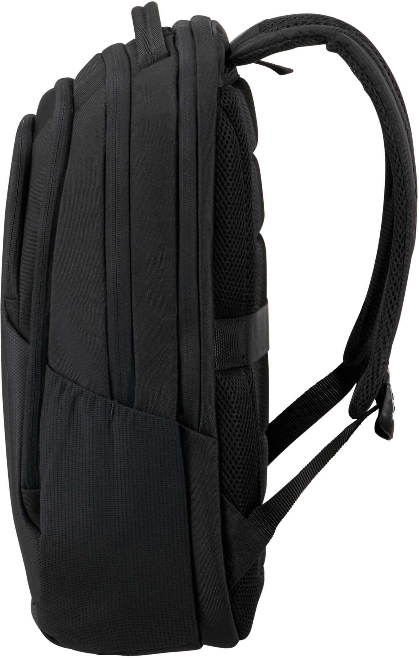 Un sac à dos noir de profil avec plusieurs compartiments zippés, des bretelles rembourrées et un dos en mesh.