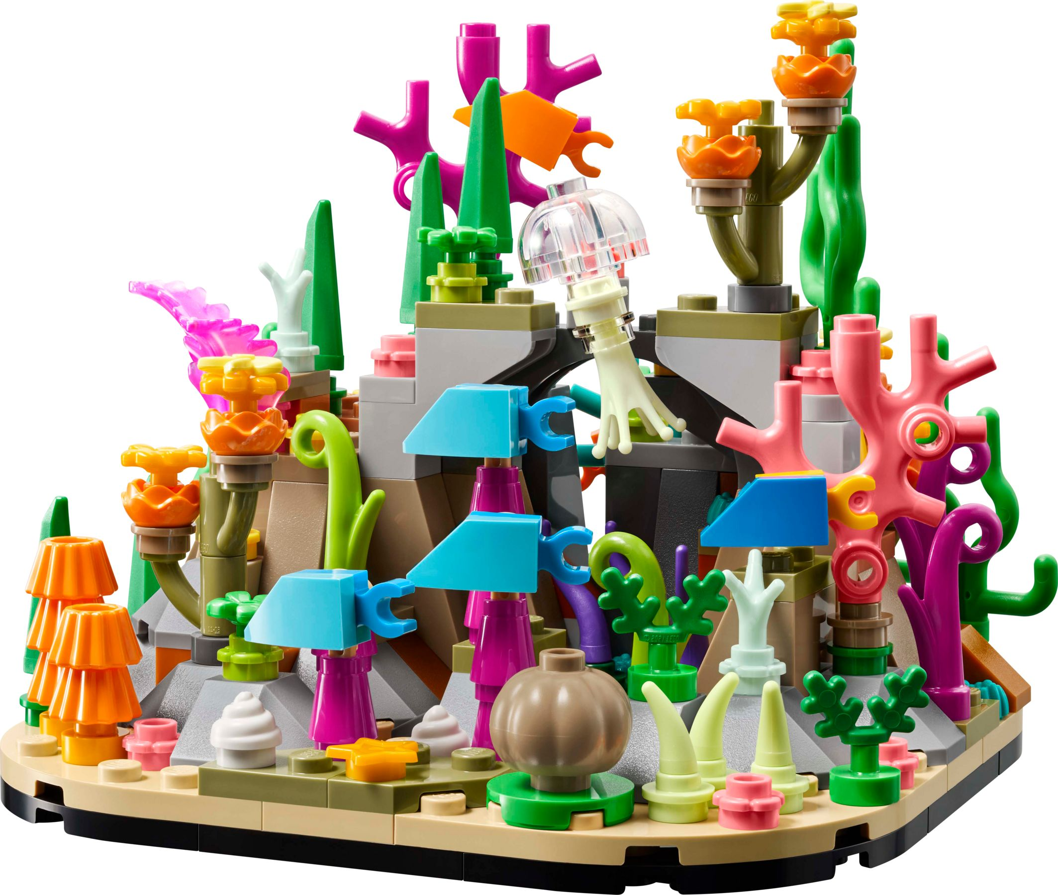 Buntes LEGO Korallenriff mit grauen Felsen, Fischen, einer Qualle und bunten Pflanzen auf sandigem Grund.