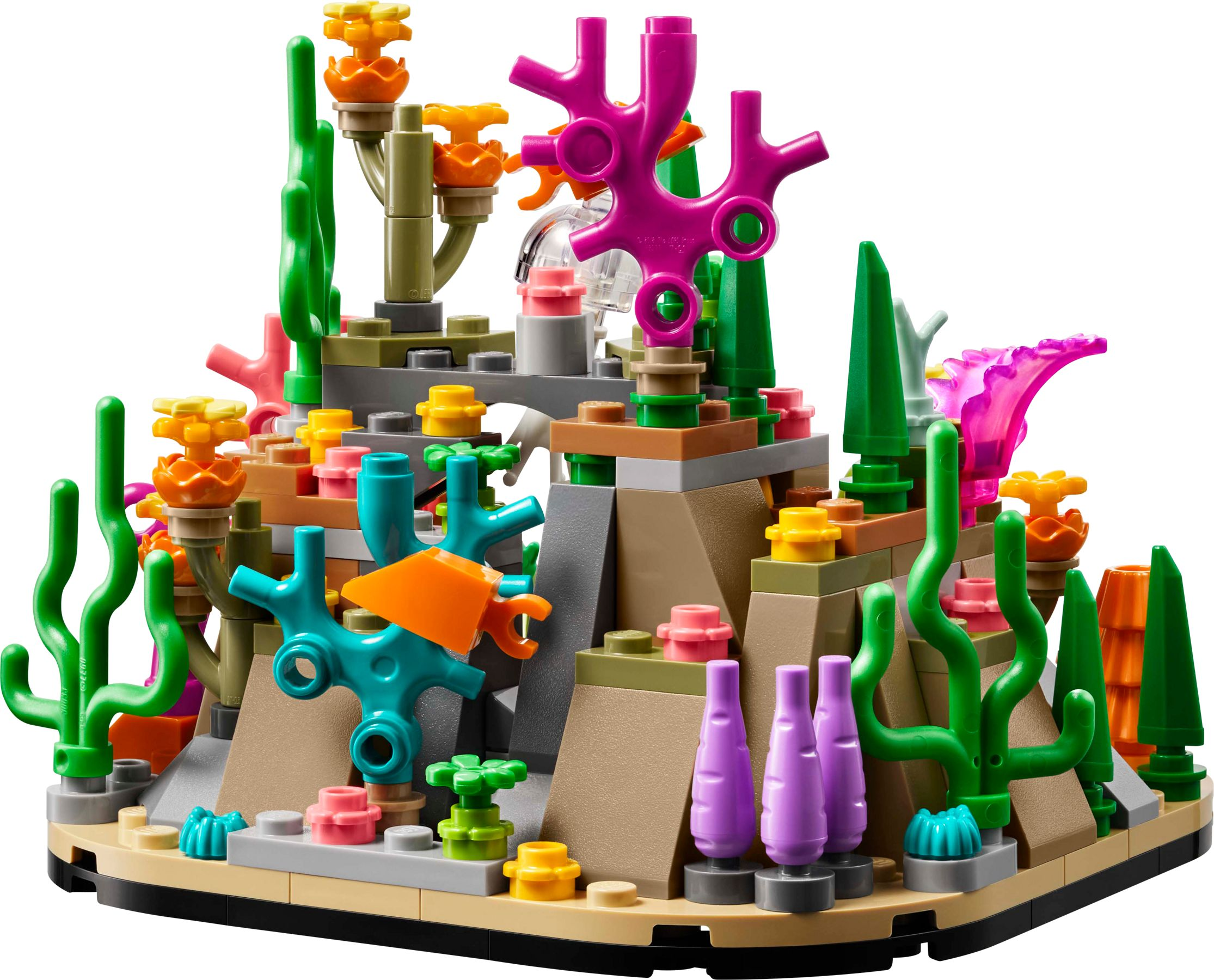 Ein buntes Lego-Modell einer Unterwasserlandschaft mit Korallen, Pflanzen und Felsen.