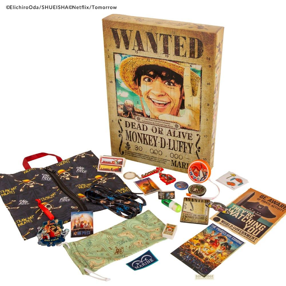 Un calendario de adviento de One Piece con bolsa, cordón, postales y pequeños artículos en un fondo blanco.