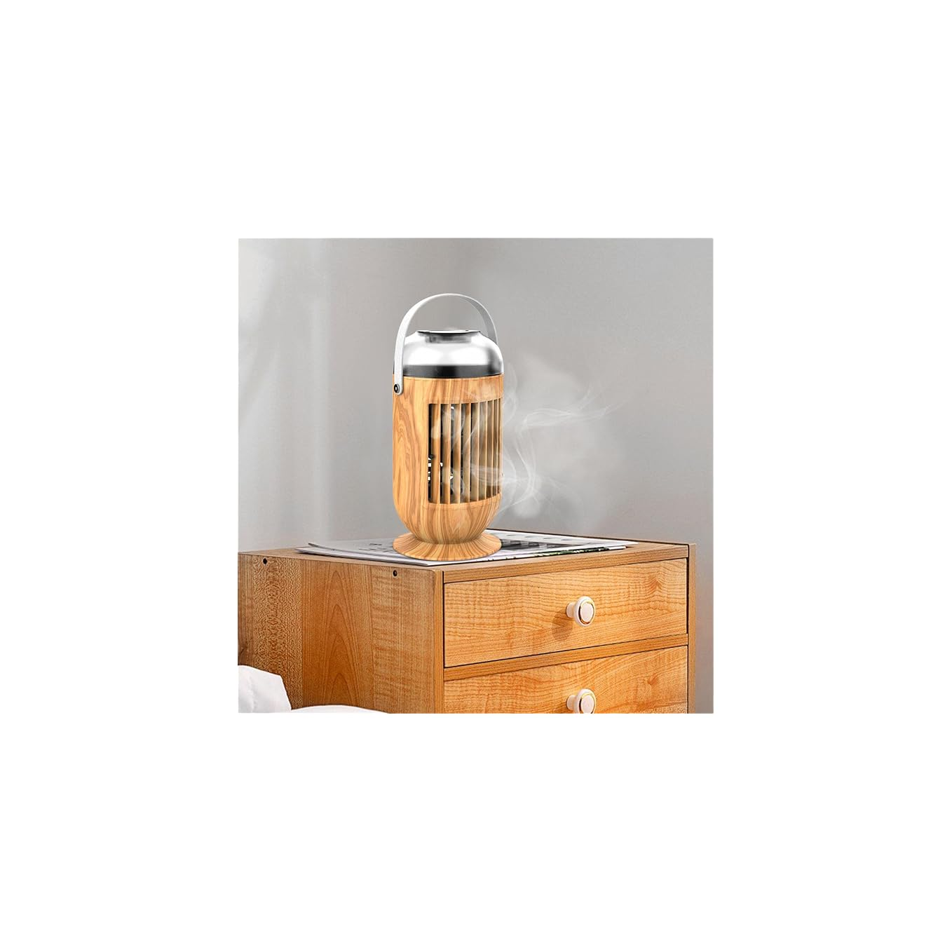 Ein Holz-Diffusor mit Dampf steht auf einer Kommode in einem Raum.