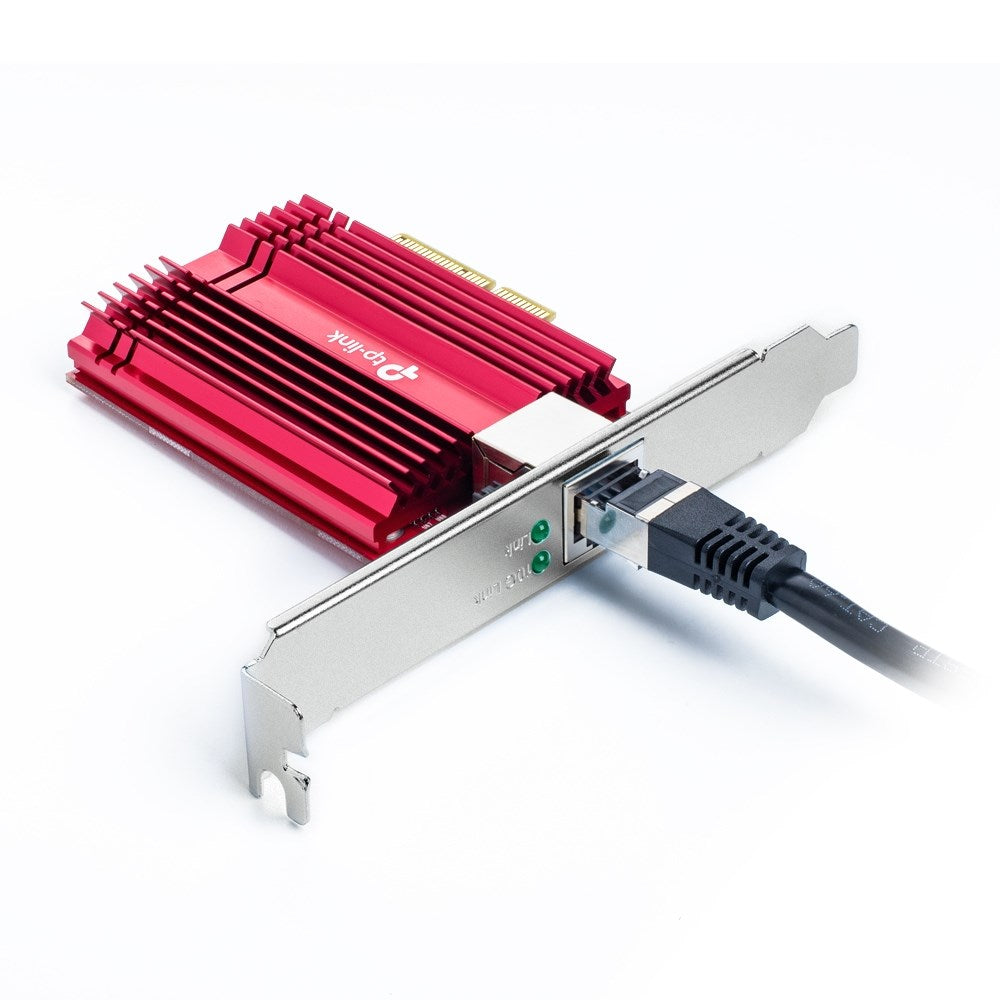 Una scheda di rete PCIe rossa con cavo ethernet nero collegato su sfondo bianco.