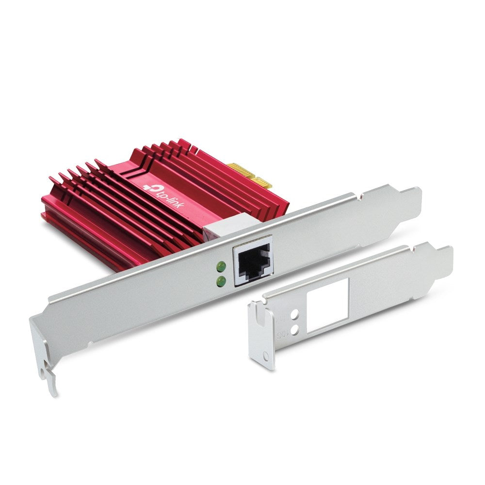 Una scheda di rete PCIe TP-Link rossa con staffa argentata e staffa low-profile aggiuntiva su sfondo bianco.