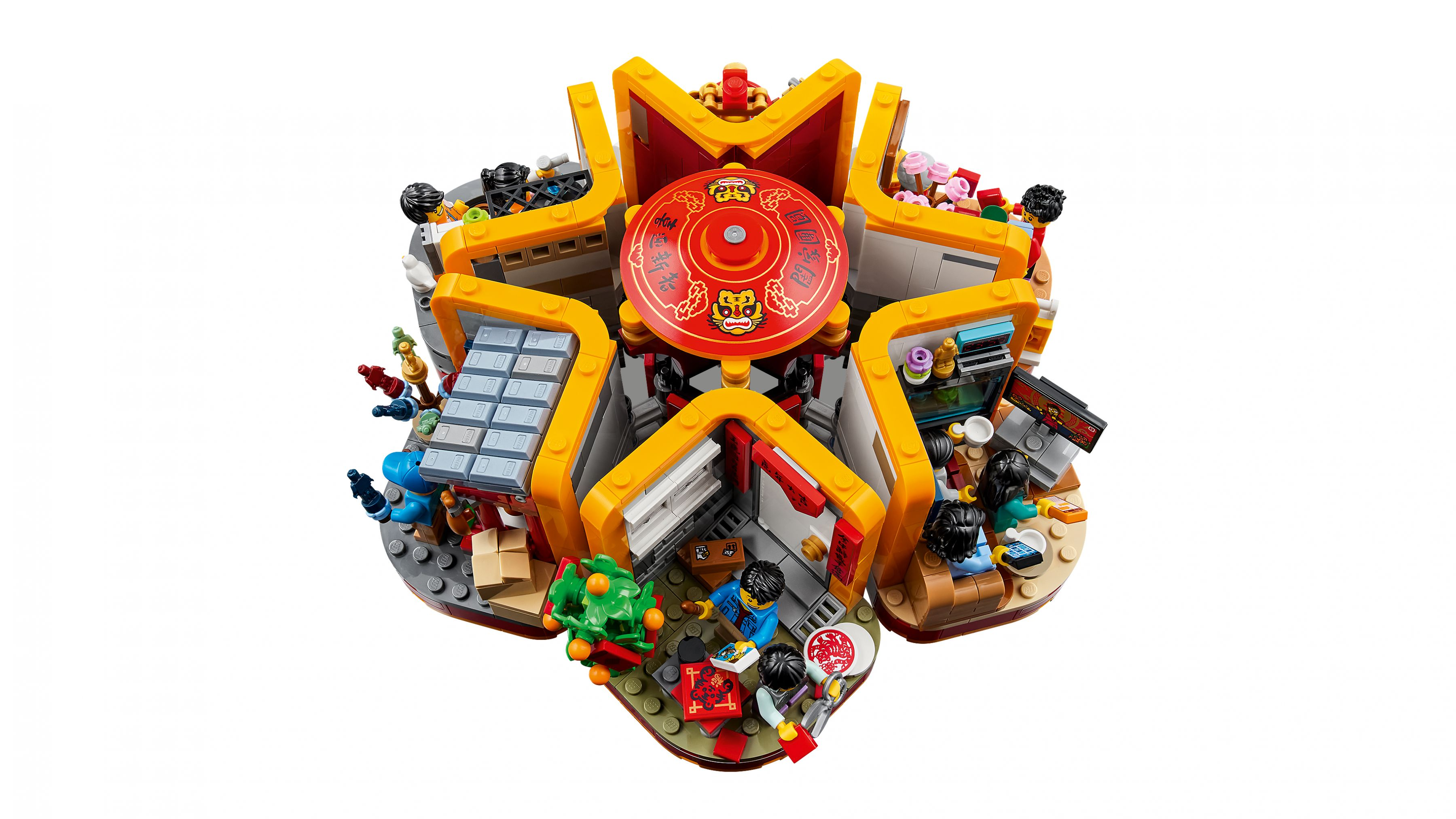 Vista dall'alto di un set Lego multi-stanza con negozi e minifigure, incentrato su un tetto rosso.