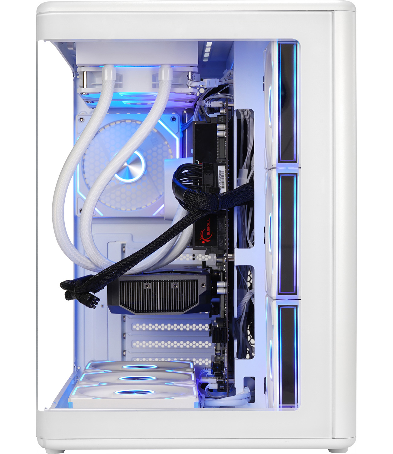 Een witte computerbehuizing met blauwe verlichting, vloeistofkoelsysteem en geïnstalleerde ventilatoren.