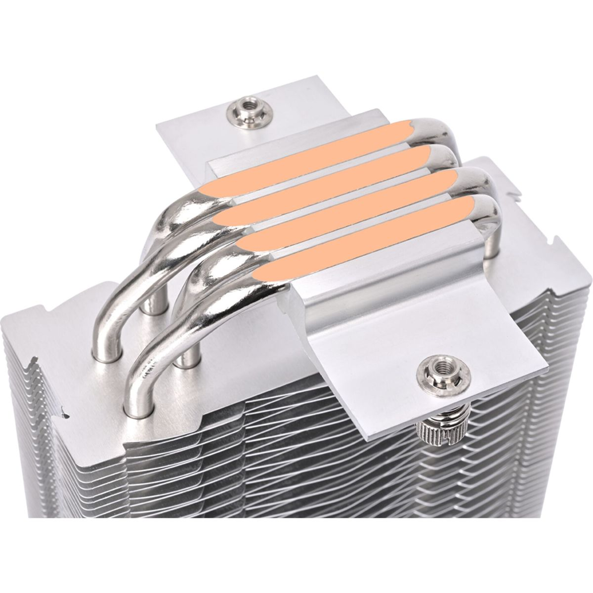 CPU-Kühler mit Kupfer-Heatpipes und silbernen Kühlrippen auf weißem Hintergrund.