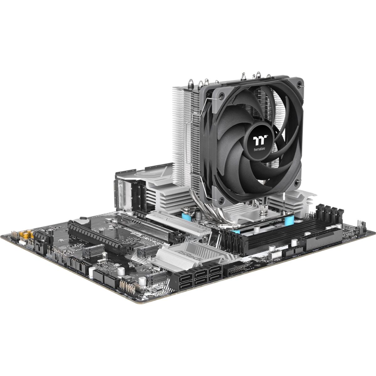 Ein CPU-Kühler mit großem Lüfter ist auf einer Computer-Platine montiert.