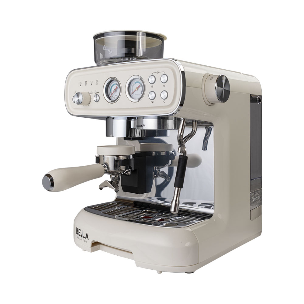 Une machine à espresso crème avec accents chromés, deux manomètres, buse vapeur et porte-filtre sur fond blanc.