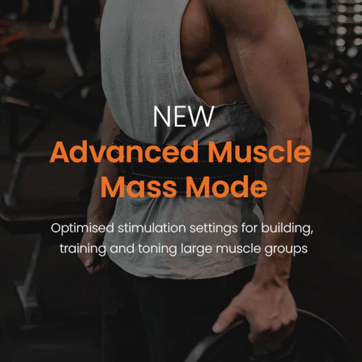 Muskulöser Mann mit grauem Tanktop und Gewichthebergürtel in einem Fitnessstudio mit Textüberlagerung.