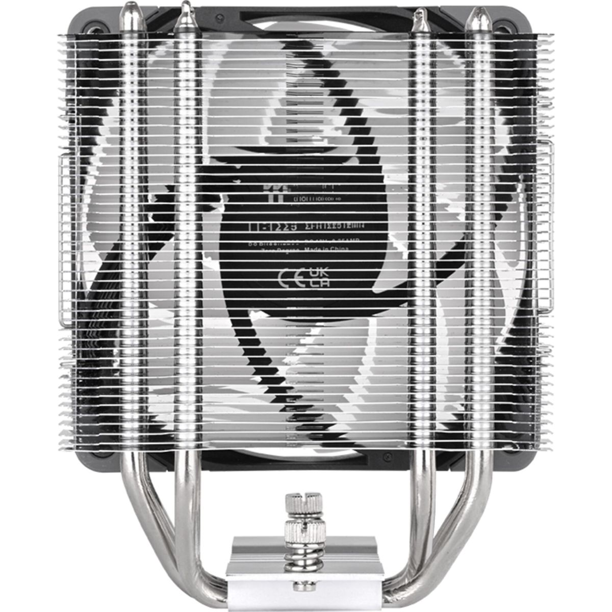 Ein CPU-Kühler mit silbernen Lamellen, Heatpipes und einem integrierten schwarzen Ventilator.