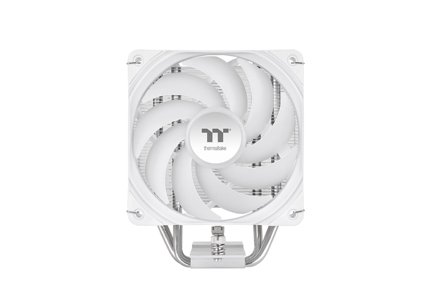 Ein weißer Thermaltake CPU-Kühler mit Lüfter und Metallkühlrippen auf weißem Hintergrund.