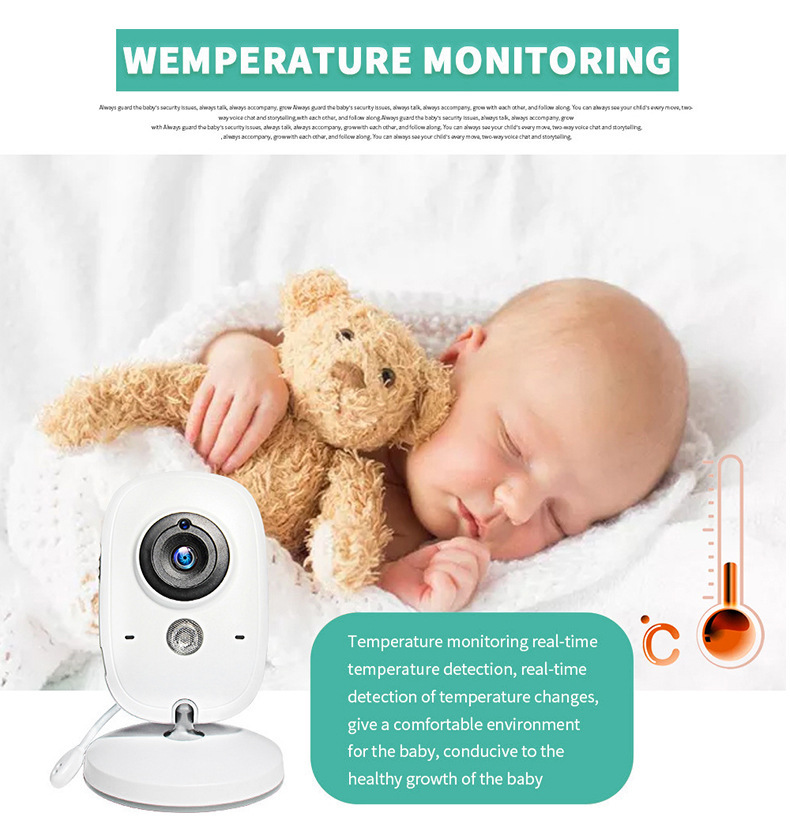 Ein Baby schläft mit einem Plüschbär neben einer Überwachungskamera für Temperaturüberwachung.