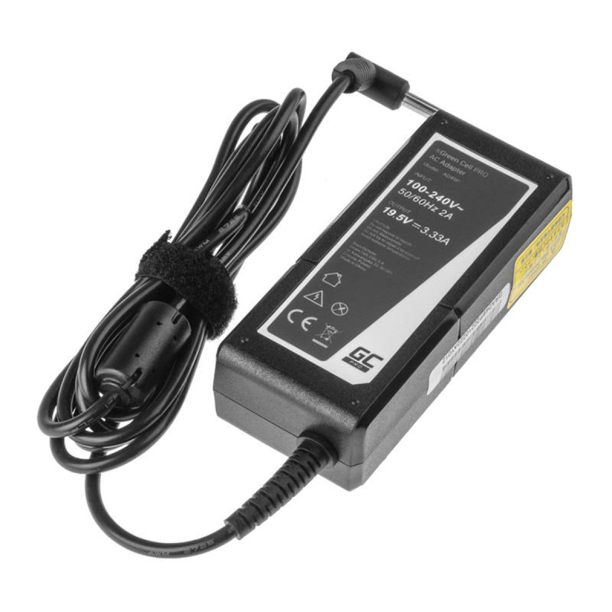 Ein schwarzer AC-Adapter mit integriertem Kabel und gewickelter Leitung auf weißem Hintergrund.