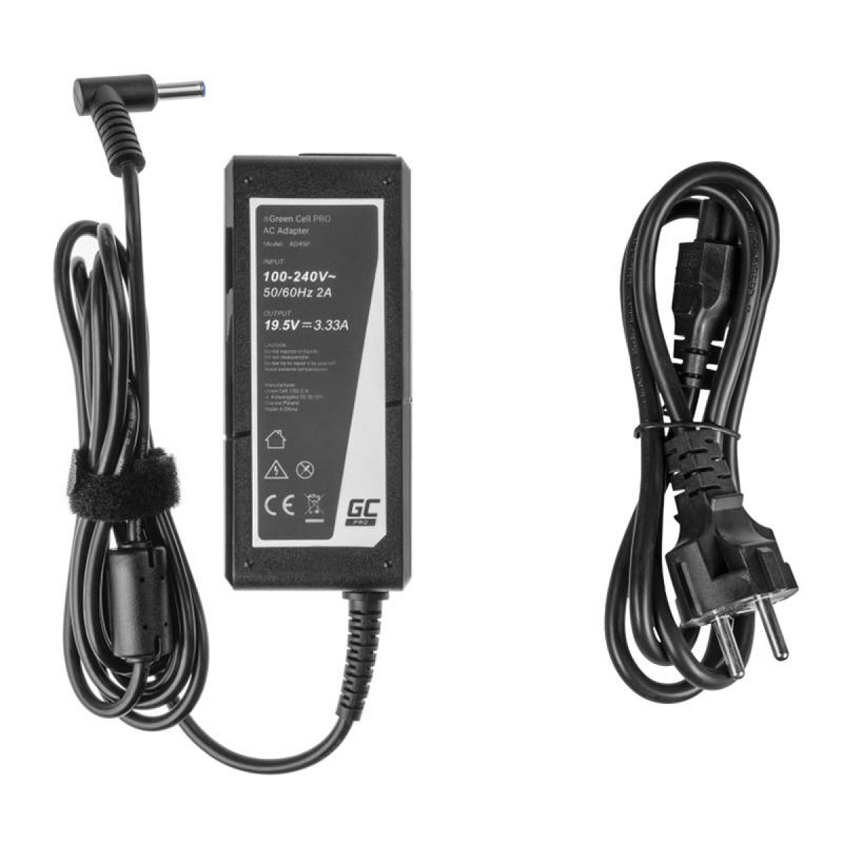 Schwarzes AC-Netzteil mit Etikett, Ausgangskabel mit Stecker und separates Netzkabel mit Stecker auf weißem Grund.