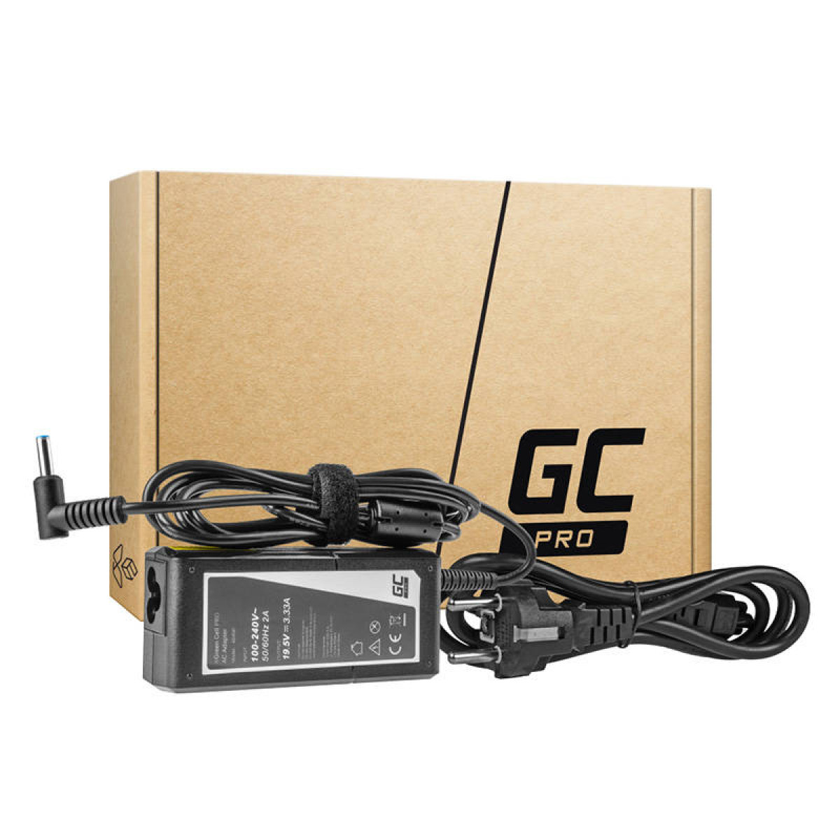 Ein schwarzes Laptop-Netzteil mit Kabeln vor einem Pappkarton mit GC Pro Logo.