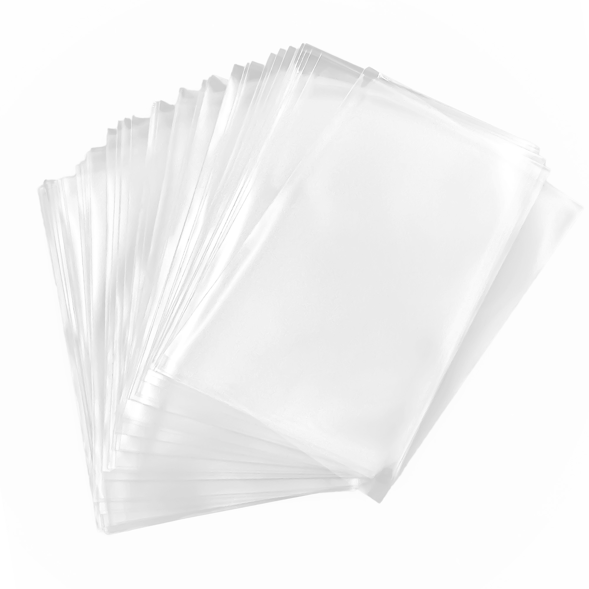 Ein Bündel transparenter Plastiktüten fächerförmig ausgebreitet auf weißem Hintergrund.