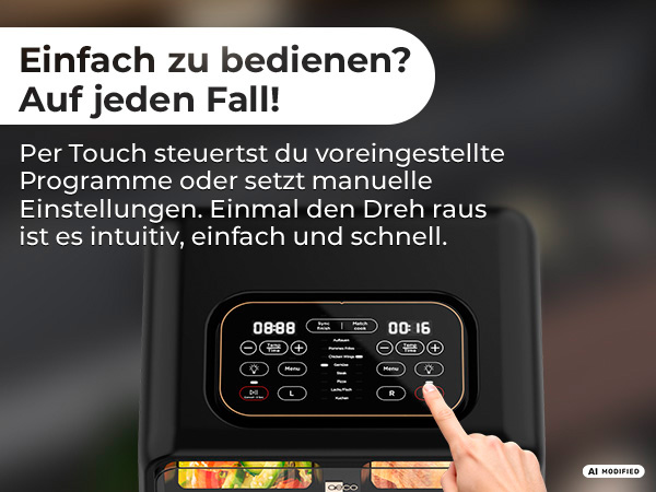 Ein Finger bedient das Touch-Display einer schwarzen Heißluftfritteuse mit deutscher Werbeinschrift.