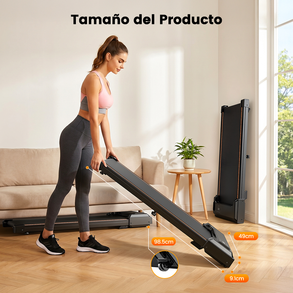 Una mujer con ropa deportiva dobla una caminadora negra en una sala luminosa.