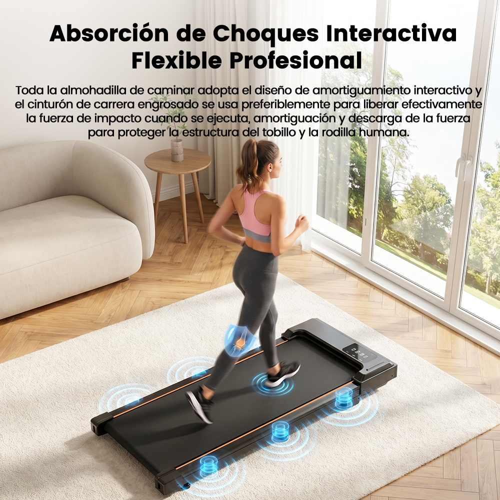 Una mujer corre en una caminadora en una sala, destacando la absorción de impactos.