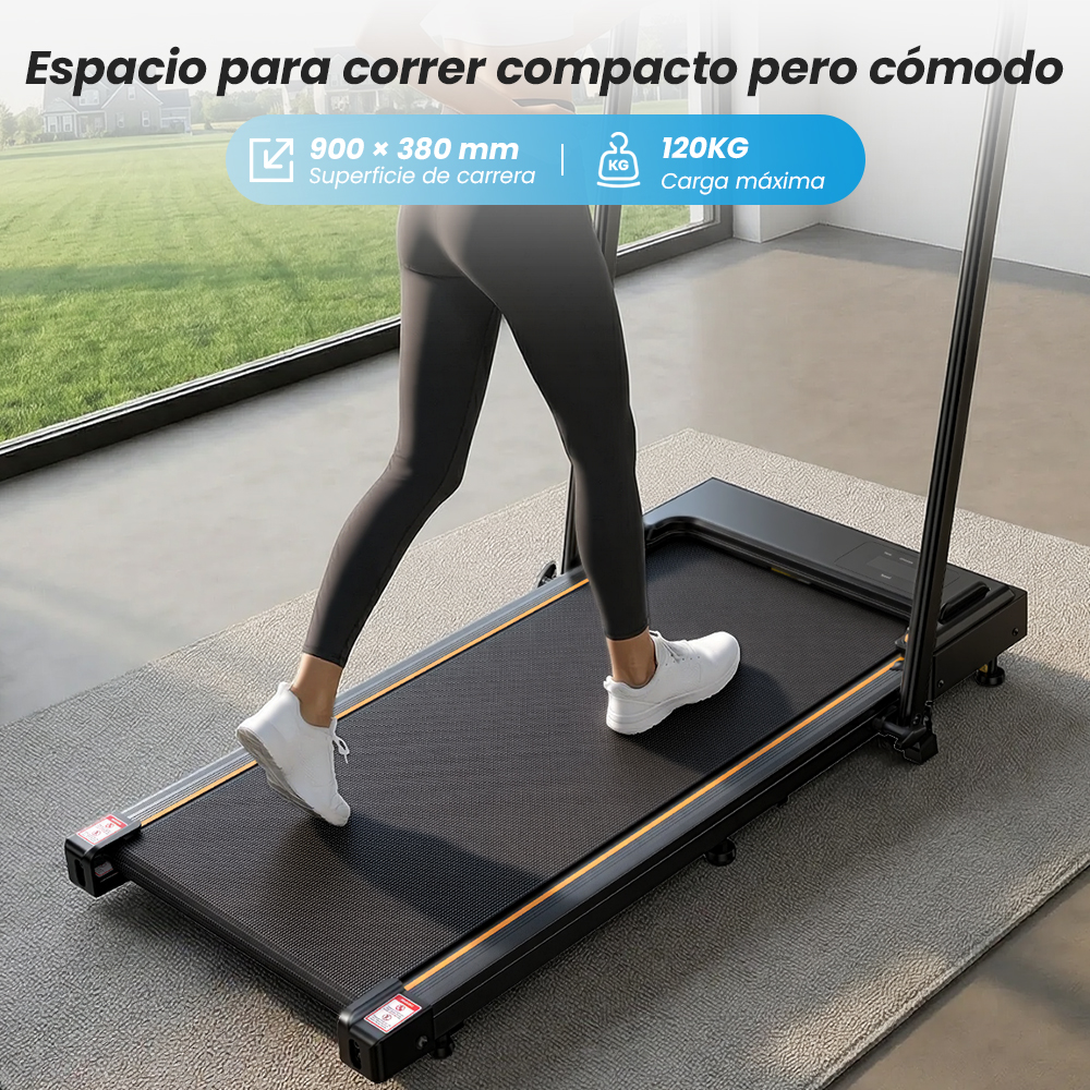 Persona en mallas caminando en una caminadora negra en un interior con un gran ventanal.