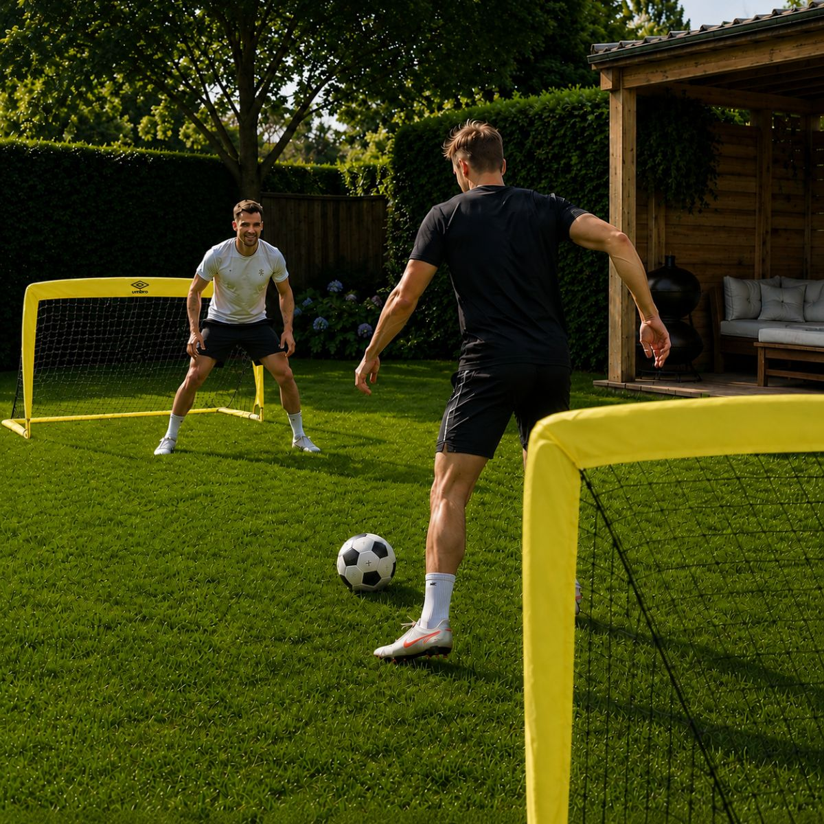 Zwei Männer spielen Fußball auf einem sonnigen Rasen mit gelben Toren.