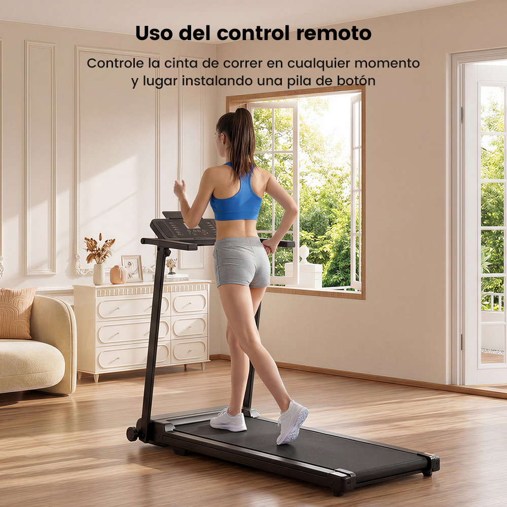 Una mujer con un sujetador deportivo azul y pantalones cortos grises camina en una caminadora en una sala.
