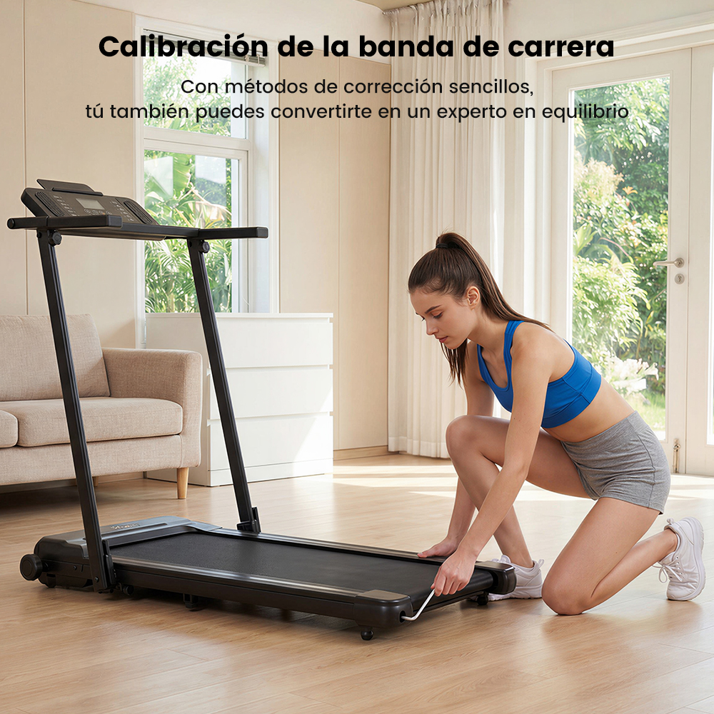 Mujer arrodillada en suelo de madera calibra una caminadora negra usando una herramienta.
