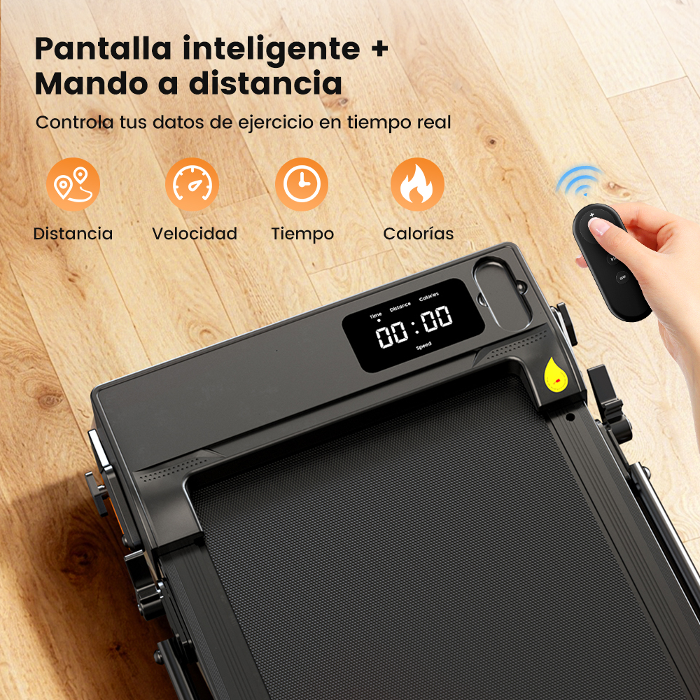 Una caminadora con pantalla digital en piso de madera, con una mano sosteniendo un control remoto y cuatro iconos.