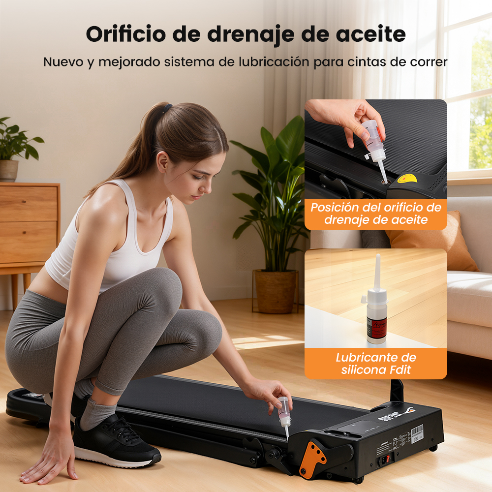 Una mujer en ropa deportiva lubrica una caminadora plegable con un frasco de aceite de silicona en una sala.